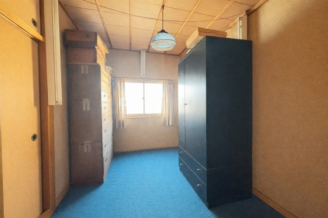 コンパクトながら収納力のある納戸。タンスや棚を置いても動線を確保できる広さで、衣類や書類の整理のほか、スーツケースや季節物の収納に便利です。窓付きで換気もしやすく、快適に利用できます。