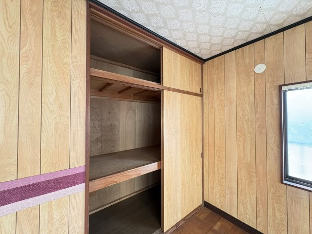 室内には奥行きのある収納スペースが設けられており、衣類や日用品、季節用品などを整理して収納できます。棚付きのため収納物を分けて保管しやすく、使い勝手の良い収納空間。