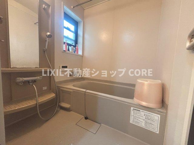 ゆったり入れる一坪バス。足を伸ばして入れるサイズは一日の疲れを癒すのに嬉しい広さですね。　