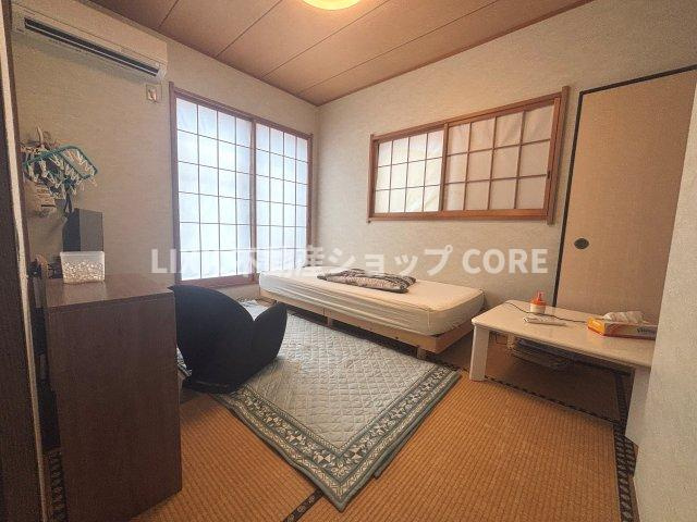 来客時や一息つきたいときなどに利用できる用途多様な空間の和室がございます。　