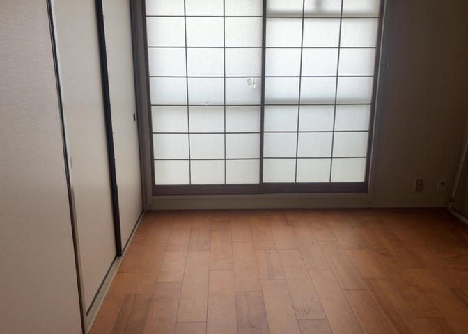寝室でゆっくりと過ごすためにはベッド周りの適度な空間を担保することや窓の位置、照明の明るさ、寝室の広さなどを考える必要があります。自身や家族の構成とライフスタイルに併せて寝室にする部屋を選びましょう！