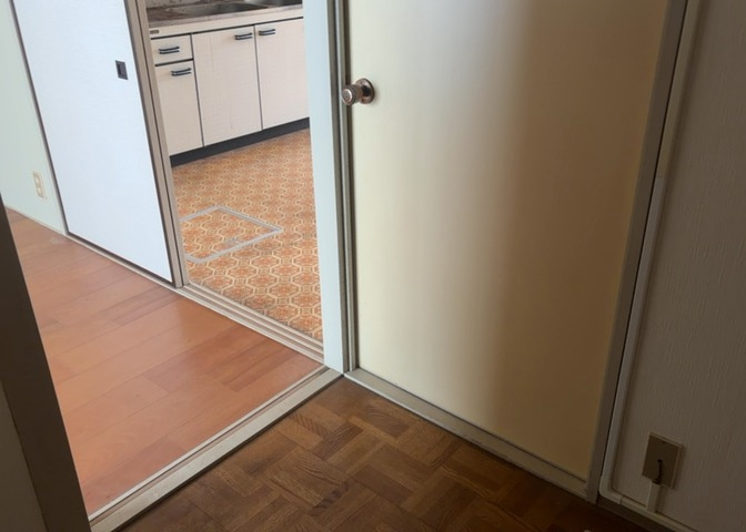 内装はとにかくおしゃれなものがいい！と選ぶ前に、まず住んだ後のことを想像してみましょう。住んでみたらコンセントの位置が悪くて使いにくいなど出てきます。事前にどの家電をどこに置くか想定しておきましょう。