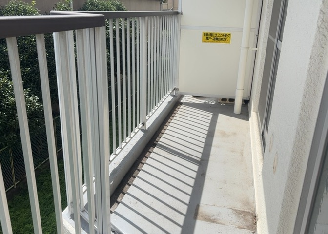バルコニーは、室外の専用スペースのうち、「屋根がなく開放された空間」であるものを指します。ベランダより広いタイプのものが多く、日当たりもよいため家庭菜園などを楽しみたい人にとって適した環境となります。