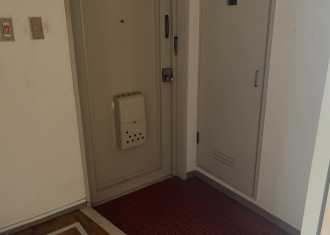 玄関は家の顔でもあり、家族以外の目にも止まる場所です。玄関は外との間を仕切る扉、靴などをしまっておく収納スペース、靴脱ぎのたたきスペース、来客とのやり取りをするドアホンなど複数のアイテムからなります。