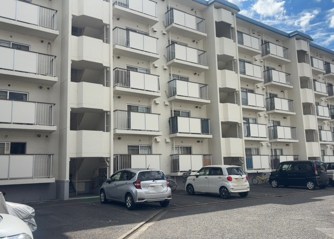 外観はマンション管理がされているかの目安になります。築年数が古いと、壁面は劣化してひび割れが生じることも！建物が古びていても細かいところが修繕されていると、きちんと管理されているなぁと感じるでしょう。
