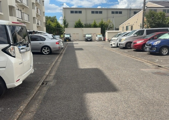 車一台あたりに必要なスペースは、標準サイズの普通自動車で横幅2m50cm、長さ5mは必要になります。ただし、乗降のことも考慮して横幅3m30cm、長さ5m50cmほどは確保できるところを選びましょう。