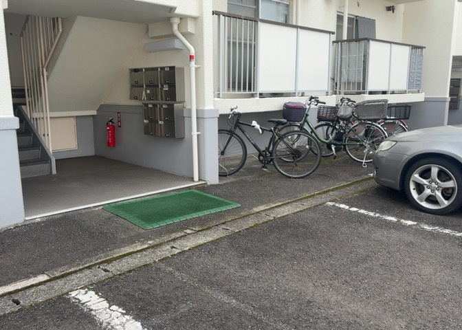 マンションの駐輪場は、事前に空きがあるか確認を取ると安心です。せっかく入居したのに駐輪スペースがない！なんてことになったら大変ですよね。そこで、内見時や購入前にはまず事前に確認しておくと良いでしょう。