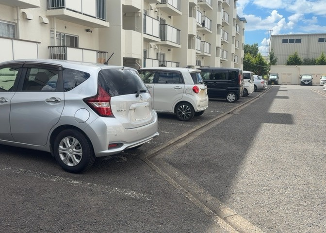 駐車場と明記されていても、最小スペースでつくられた駐車場だと大型車は駐車できなかったり、出入りしにくくなったりする可能性があります。お車のサイズと購入したい物件の駐車場のサイズを現地で確認しましょう。