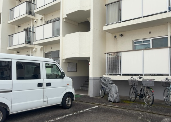 物件によっては、入居者が個人的に使用できる専用庭がついているものもあります。また、住宅の中にある土間の部分を庭と呼ぶこともあります。庭の用途は住む人によって変わり、それによってデザインもさまざまです。