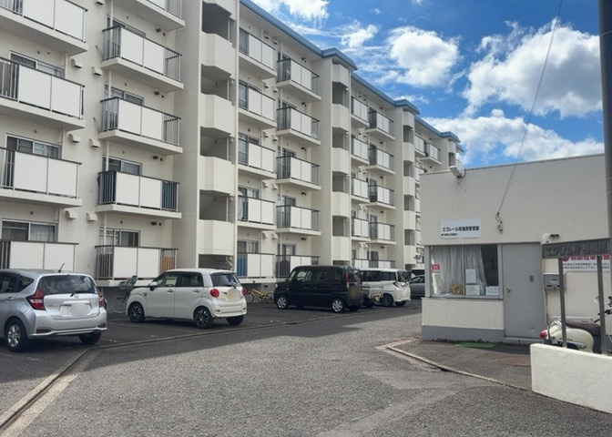 中庭（パティオ）とは、一つの建築物の内部に設けられた、壁などで囲われている庭のことを指します。コの字型、ロの字型が主流ですが、L字型の中庭もあります。最近では、インテリア性の高さからも人気があります。