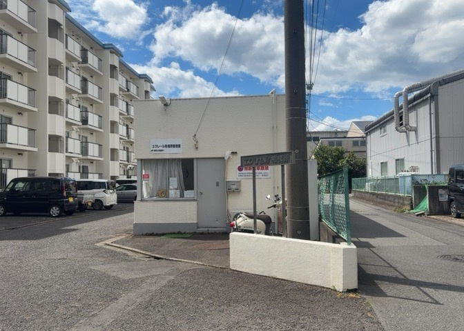 受付はマンションコンシェルジュがいる場合もあれば、管理人が滞在する小部屋を総称して呼ぶことがあります。主にエントランスに設置されていることから、防犯面でも期待ができます。防犯設備がない場合はより安心！