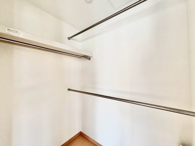 季節物の衣類や大きな荷物もまとめて収納OK