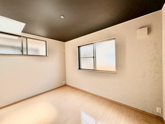 洋室8帖　収納付きで、お部屋がすっきり片付きます。