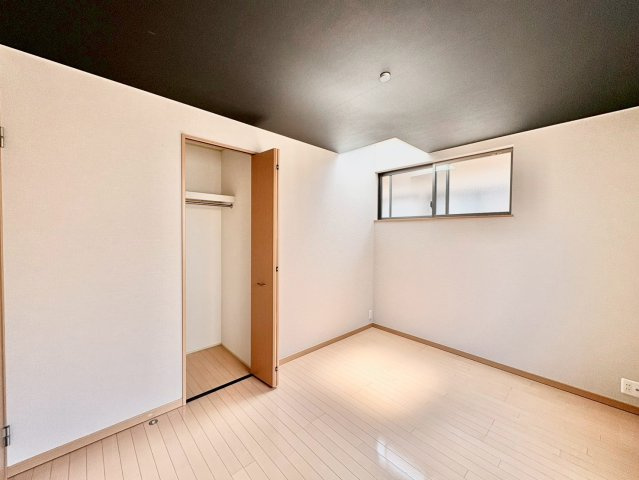 洋室8帖　収納付きで、お部屋がすっきり片付きます。