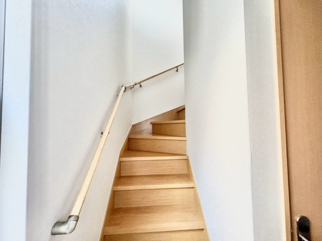 階段には手すり付き