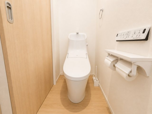 2階にもトイレが設けられており朝の忙しい時間帯や夜間時にも便利。温水洗浄便座付きで快適に使用できシンプルで清潔感のある空間です。各居室からアクセスしやすく、ご家族が多いご家庭にも嬉しい設備仕様。