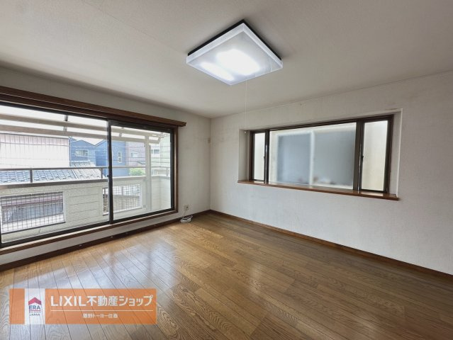 2面採光の明るい室内はダブルベットを置いてもゆとりのある広さ。寝室にピッタリの大きさですね。