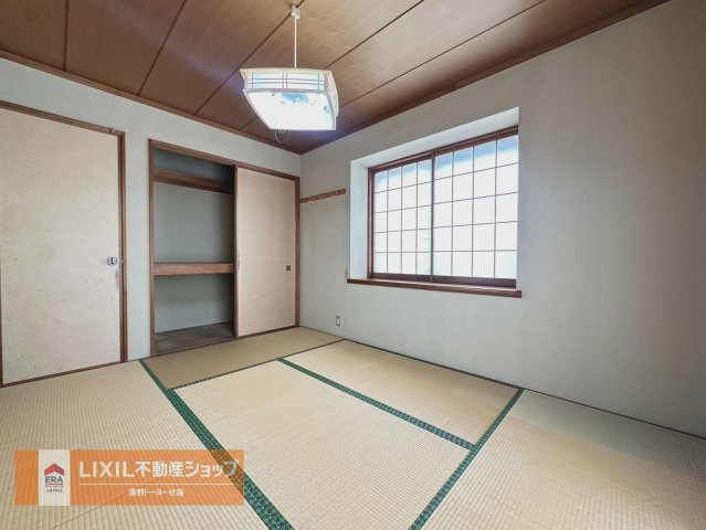 LDKの横には和室ございます。玄関からそのまま和室に入れるので来客用にもいいですね。