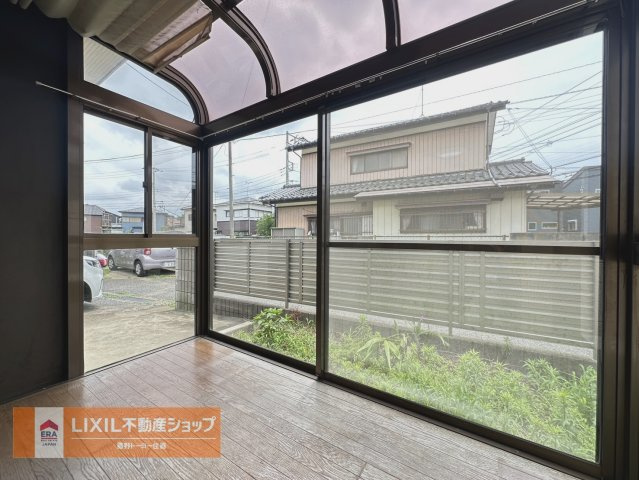 サンルーム。梅雨の時期やお天気の悪い日。家風や黄砂の時などお洗濯物も安心して干せます。