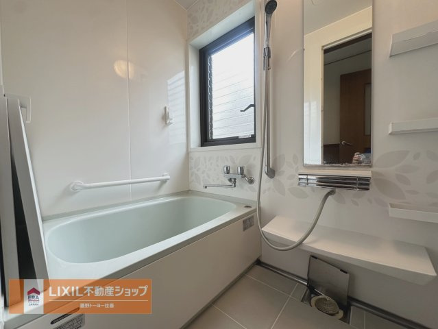 足を伸ばしてくつろげるお風呂。小窓があるので換気もしっかりできてカビ予防にもなりますね。￥