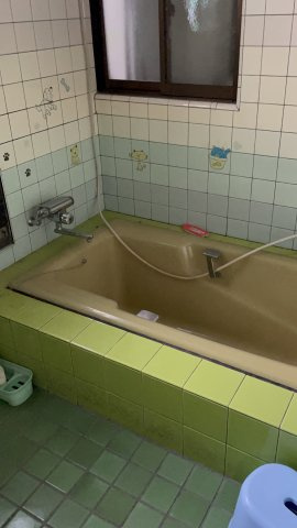 レトロなタイル調の浴室。お好みの設備へ刷新も検討できます。