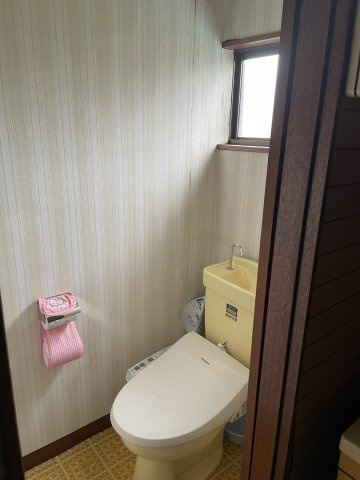 小窓付きで換気がしやすく、清潔感を保ちやすい温水洗浄便座