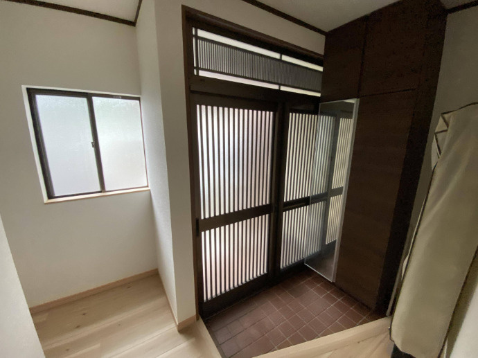 採光の取れた明るい玄関。毎日の『ただいま』を気持ちよく迎えてくれます。大きなシューズボックスがあるので靴の収納も安心。