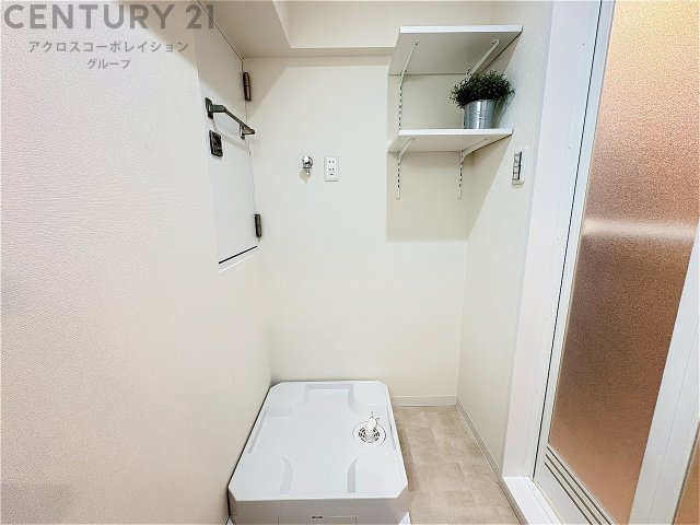 洗濯物の仕分け作業がしやすく、整理整頓が容易になります。洗濯音や湿気を他の部屋に持ち込まず、生活環境を快適に保ちます。上部を活用すれば収納スペースを確保でき洗剤や洗濯用品の整理もしやすくなります。