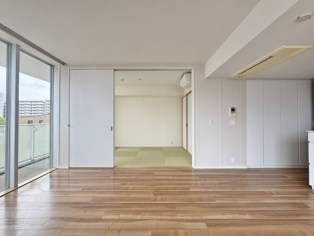 リビングと隣接する和室は、引き戸を開放すれば一体感のある広々とした空間に