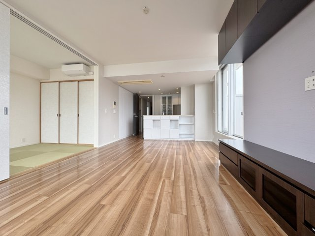 陽光あふれる広々としたLD。隣接する和室は多目的に使え、家族の笑顔を育みます