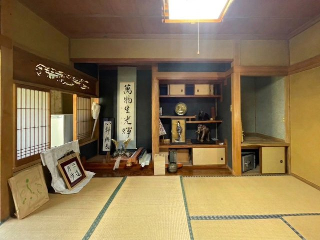 床の間や飾り棚が備わった趣ある和室は、来客用やくつろぎの空間として活用可能です。収納も豊富で使い勝手の良い造りです。和の雰囲気を楽しみながら落ち着いた時間を過ごせる魅力的な一室です。