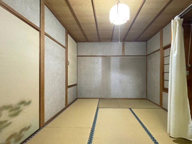 シンプルで使いやすい和室は、寝室や趣味部屋など多用途に活用可能です。畳のやさしい質感が落ち着いた空間を演出しており、窓もあり採光・通風ともに良好で、ゆったりと過ごす事のできる居室です。