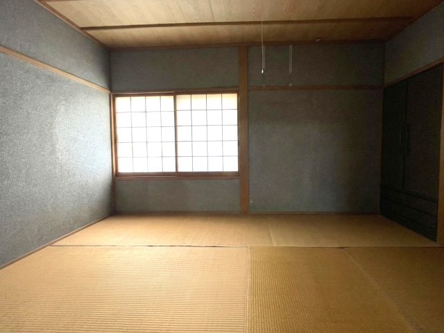 二面採光の和室は明るく風通しの良い快適な空間です。畳敷きの落ち着いた雰囲気で、寝室や客間としても利用できます。広さもあり家具配置の自由度が高く、ゆとりある生活をお行うことができます。