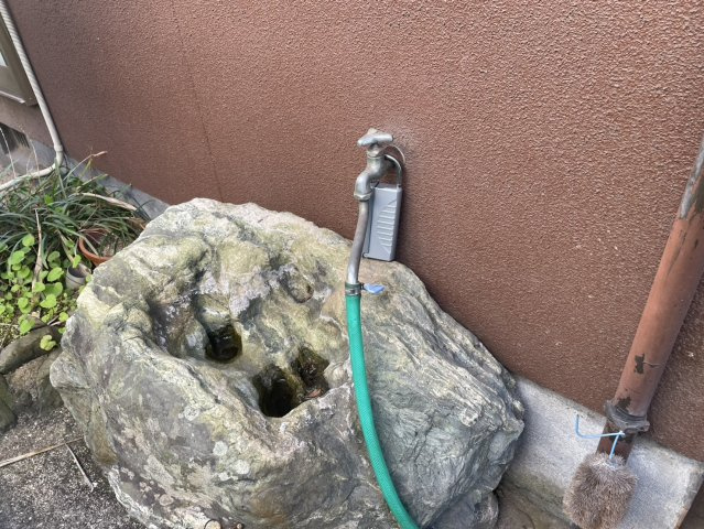 庭先に設けられた石造りの手水鉢と外水栓は、植栽への水やりや清掃時に便利に使える設備。和の趣あるデザインが庭の雰囲気を引き立て、外構に風情を与えてくれます。ガーデニングを楽しみたい方にもおすすめです。