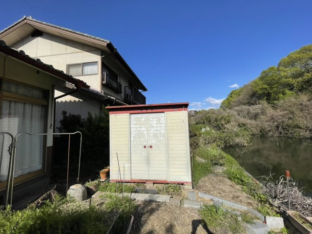 敷地内には物置が設置されており、アウトドア用品や工具、季節物の収納に便利。母屋の収納を圧迫せず、庭まわりの整理整頓にも役立ちます。敷地にゆとりがあるため、開放感のある配置も魅力です。