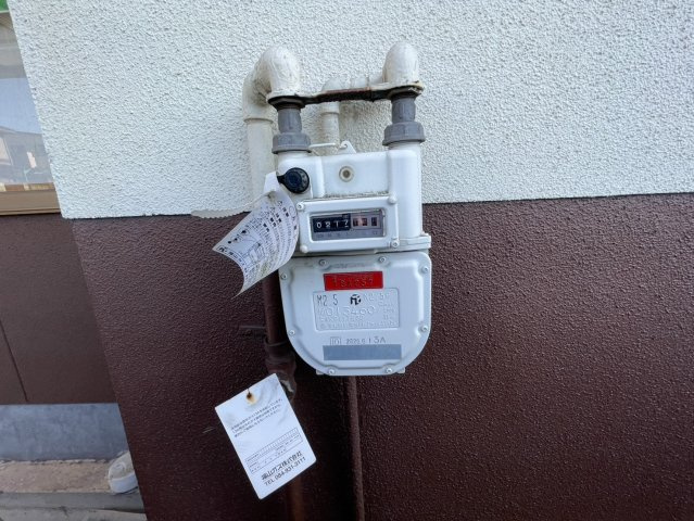 ガスメーターは屋外に設置されており、点検や検針もスムーズ。配管も整理されており管理しやすい仕様です。屋外設置のため室内スペースを圧迫せず、メンテナンス性にも配慮された設備となっています。