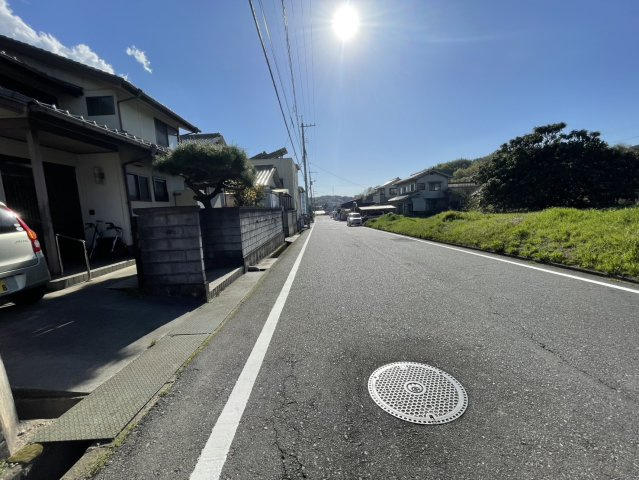 前面道路は見通しの良い直線道路で、車の通行もしやすい環境。周辺は住宅が中心の落ち着いた街並みで、生活しやすい住環境です。敷地への出入りもスムーズで、日常の車利用にも安心の立地です。