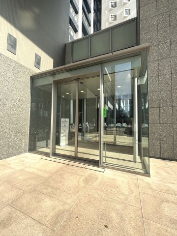 上質感漂うエントランスアプローチ。居住者の帰り、訪れる方を優しく迎える・安らぎに満ちた生活空間を予感させます。