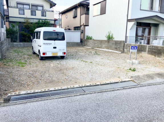 小・中学校まで徒歩9分、スーパーまで徒歩8分、最寄り駅まで徒歩5分の好立地です♪