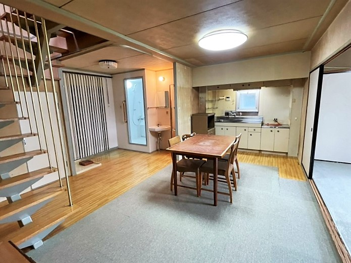 動線がコンパクトな壁付のキッチンです。空間を遮る壁がないので、部屋の中も広く見えますね。