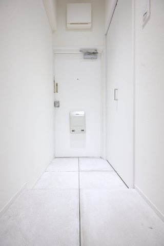 白で統一された、明るく奥行きのある玄関空間。シューズインクローゼットが設置されており、家族やゲストを迎える住まいの顔を常に美しく、スッキリとした状態にキープできます。