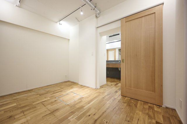 ベッドやデスクのレイアウトがしやすいシンプルな形状の居室。落ち着いたトーンの建具がプライベートな時間を優しく包み込み、心からリラックスできる空間に仕上がっています。