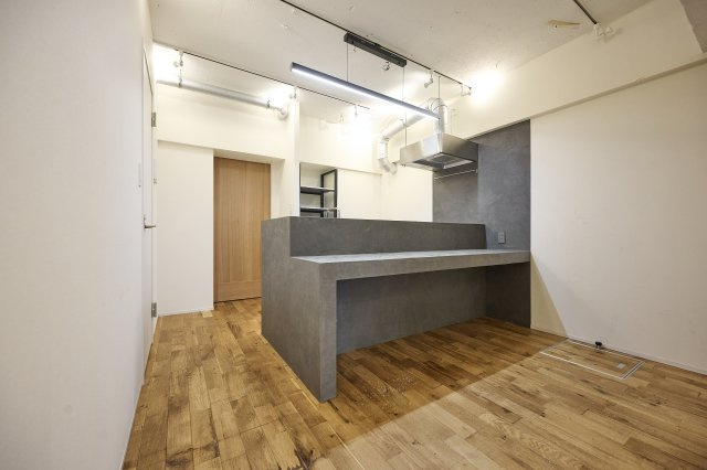 空間に調和する、対面スタイルのオープンキッチン。お部屋のデザインを格上げする上質なカラーリングを採用しており、家具のような佇まいでLDKの洗練された雰囲気をより一層引き立てます。