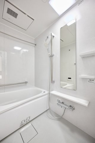 白を基調とした、清潔感あふれるモダンなバスルーム。追い焚き機能や浴室乾燥機など、日々の疲れを癒やし、雨の日の洗濯も快適にこなせる充実の設備が整っています。一日の終わりにリフレッシュできる空間です。
