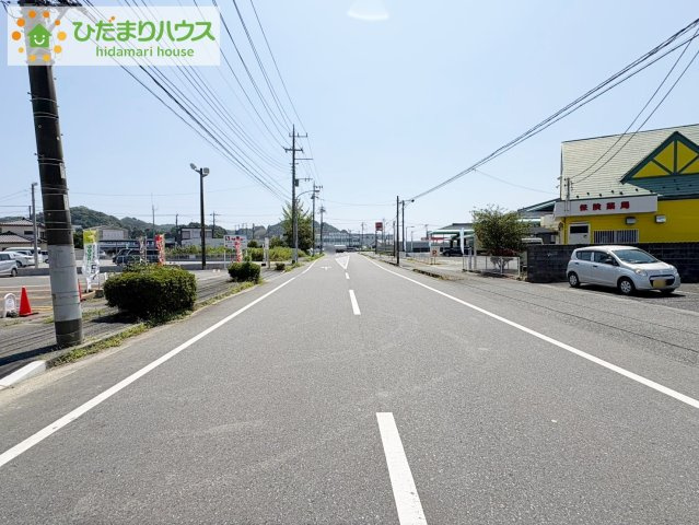 周辺は緑も多く、スーパーやドラックストアも近い為、住環境良好です♪