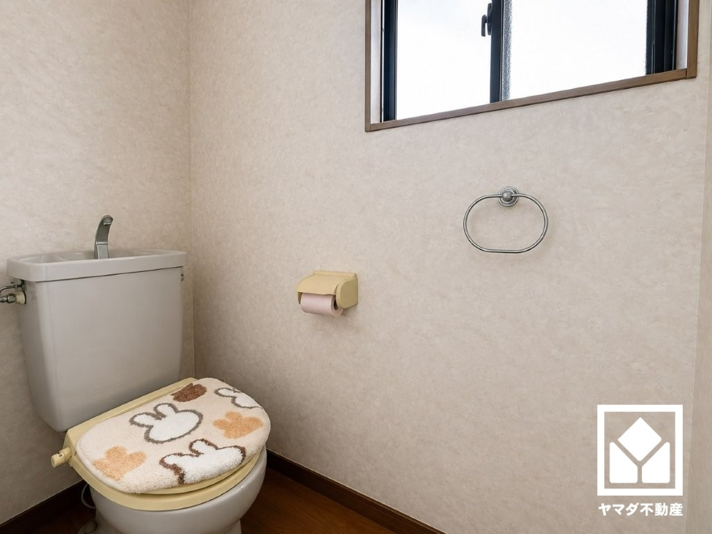明るく清潔感溢れるトイレです。（※本画像は空室時の写真に、家具・小物等をCG合成したイメージです。実際の仕様とは異なる場合がございます。）