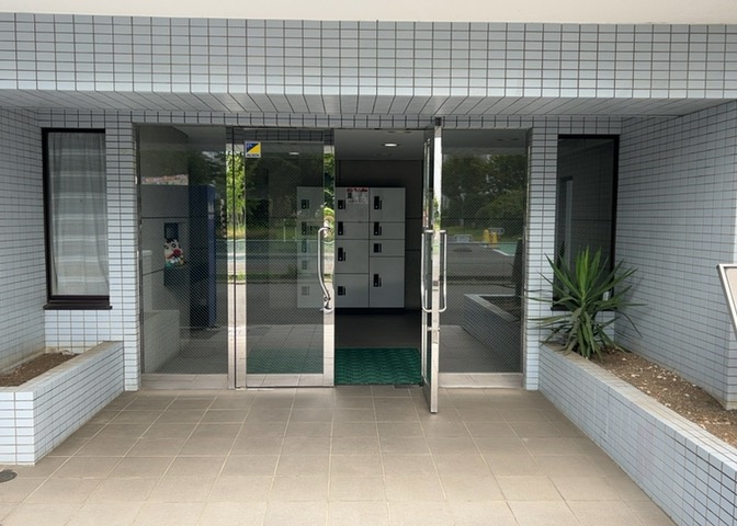マンションのエントランスには、もともと風よけや防犯の役割がありますが、マンションによって宅配ボックスなどの設備が備わっている所もあります。日々の生活をイメージしながら生活しやすさをチェックしましょう。