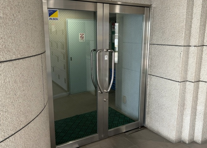 ラウンジは、マンションの共用スペースに椅子やテーブルなどを配置した利用者が寛げる空間です。屋内型ラウンジと屋外型ラウンジがあります。共用部分の管理状況と合わせて、詳細については現地でご確認ください。