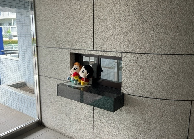 受付はマンションコンシェルジュがいる場合もあれば、管理人が滞在する小部屋を総称して呼ぶことがあります。主にエントランスに設置されていることから、防犯面でも期待ができます。防犯設備がない場合はより安心！