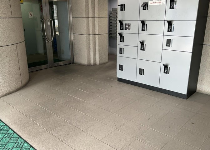 ロビーというと、エントランスと何がちがうの？と思いますよね。実はロビーとエントランスには明確な決まりはありません。物件によっては、エントランスを入って広がるある程度の広さのある空間がロビーとなります。